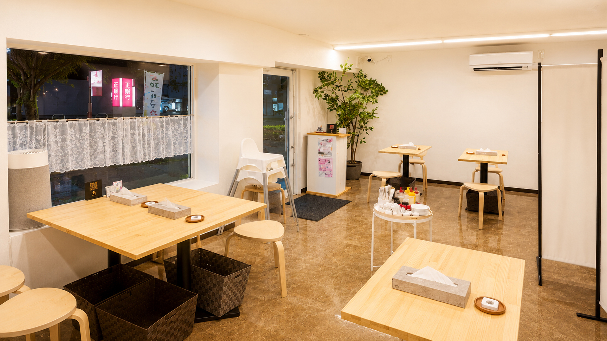 隣店舗に新設したグループ席エリアの内観（2名席を組み合わせて最大12名まで対応可能）