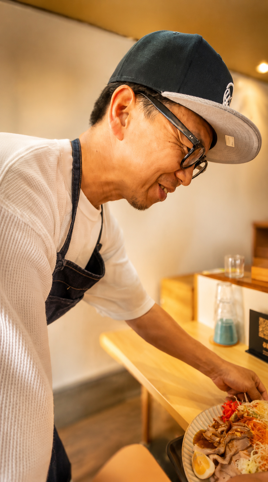店主が一皿ずつお客様へ提供している様子
